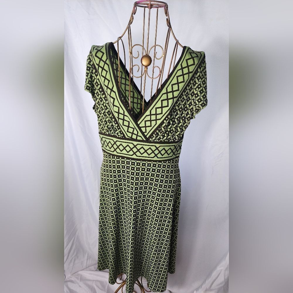 Vintage V~neckline Dress Easy To Pack In Your Suitcase!